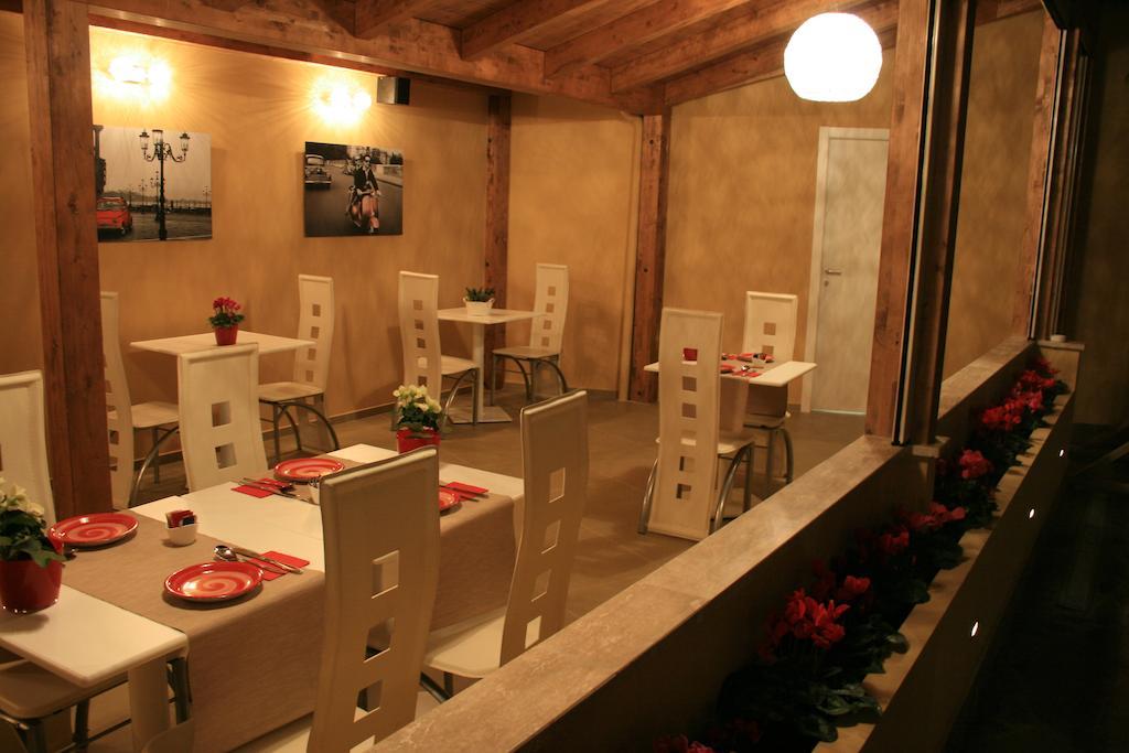 Tango Hotel Рим Екстериор снимка